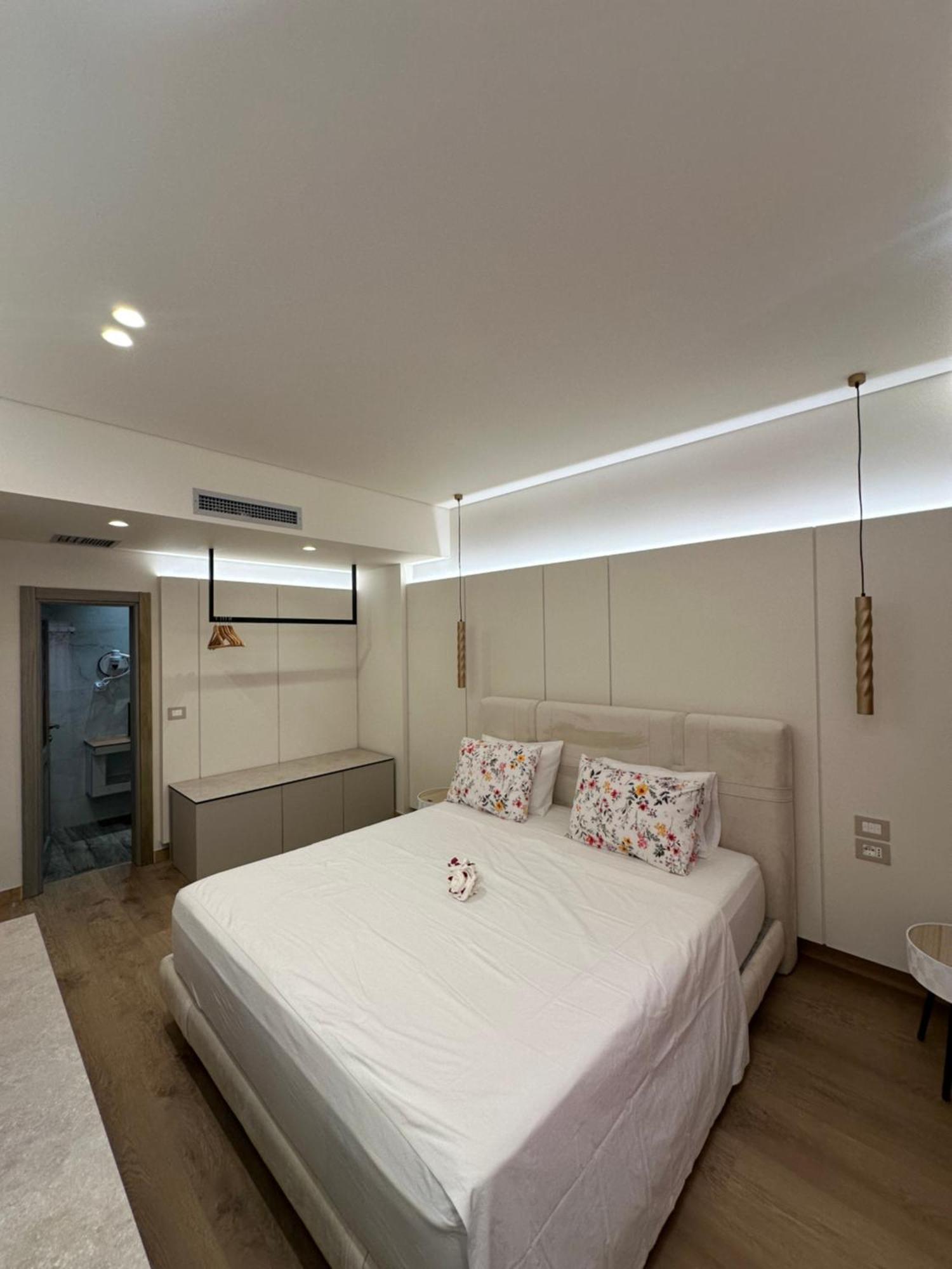 Manolo & Jolie Luxury Hotel