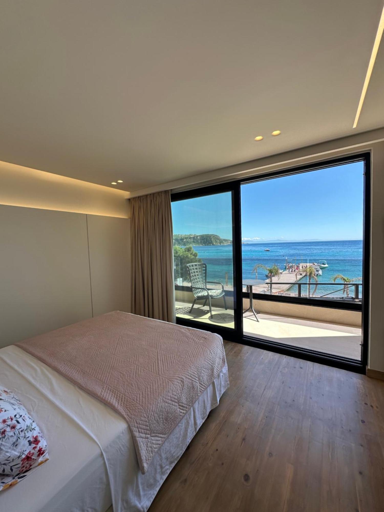 Manolo & Jolie Luxury Hotel 3*