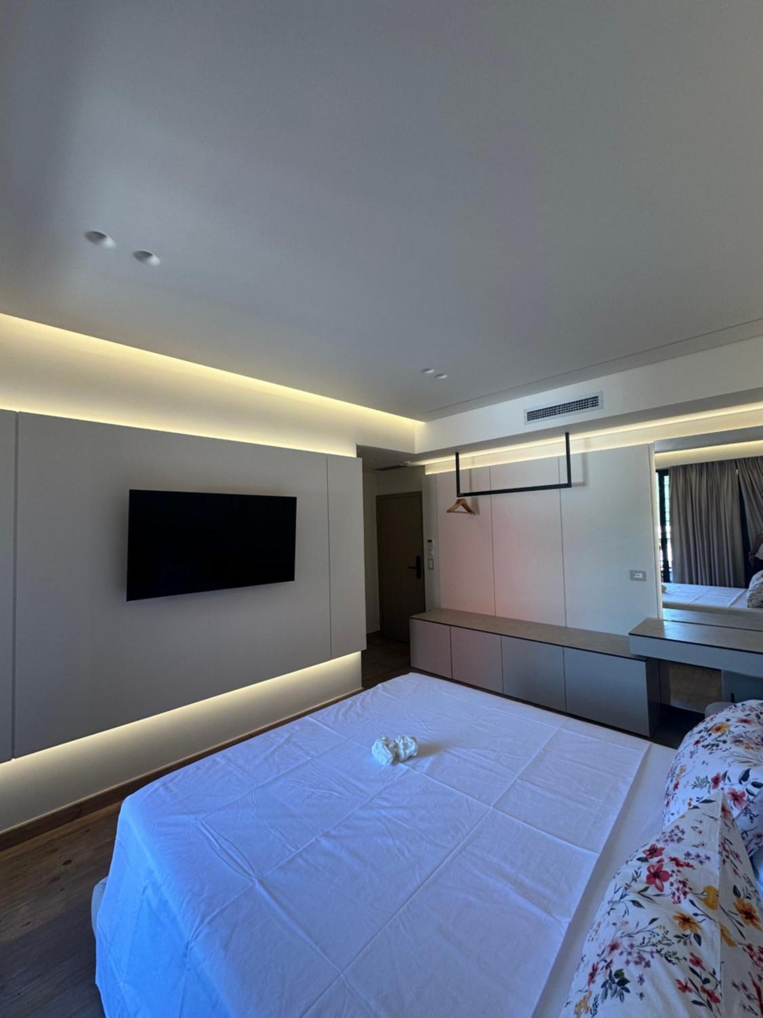 Manolo & Jolie Luxury Hotel